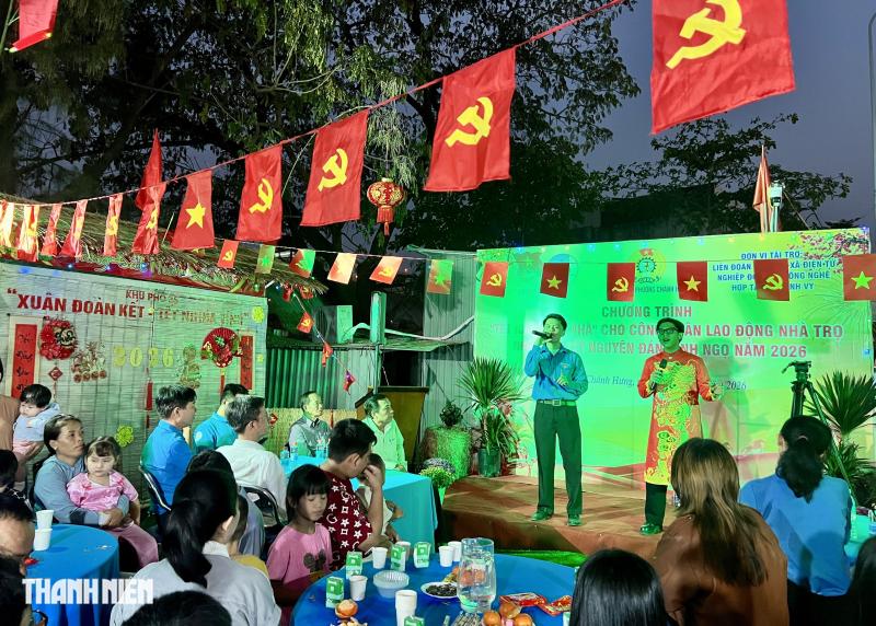 Tiệc tất niên ở góc phố nghĩa tình của lao động nghèo: Có bánh chưng, củ kiệu - Ảnh 7.