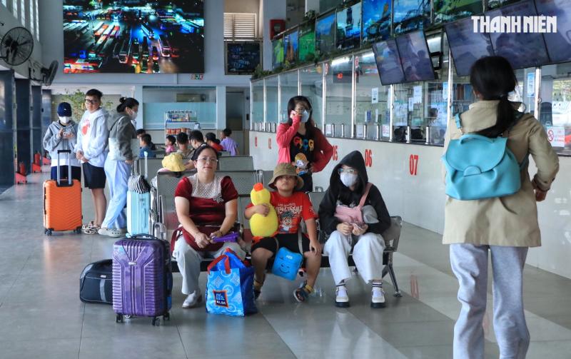 Chiều mùng 2 tết: Bất ngờ 'biển người' ở Bến xe Miền Tây - Ảnh 7.