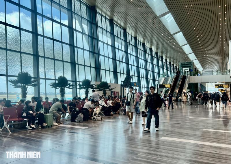 Nhà ga T3 sân bay Tân Sơn Nhất thoáng đãng, khách thong thả lên máy bay trước giao thừa- Ảnh 6.