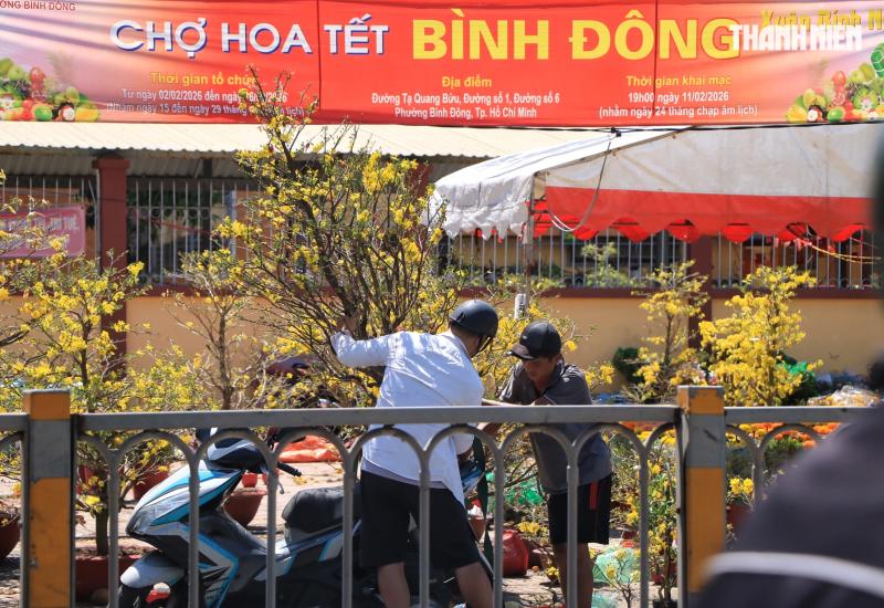 Chiều 29 tết: Vì sao nhiều người ở TP.HCM đợi ngày giao thừa mới mua hoa tết? - Ảnh 2.