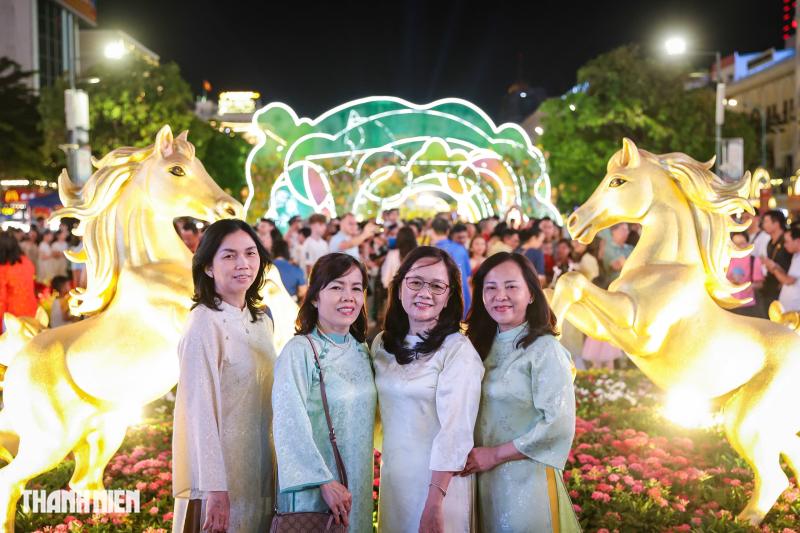 Hàng ngàn người đổ về tham quan đường hoa Nguyễn Huệ trong đêm khai mạc - Ảnh 6.