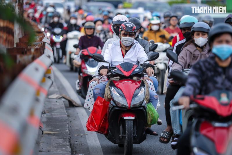 Biển người nối nhau từ TP.HCM về miền Tây chiều 26 tết, khổ vẫn về quê- Ảnh 4.
