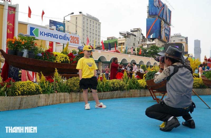 Nhiều ‘nàng thơ’ diện áo dài truyền thống đến chợ Bến Thành chụp ảnh Tết Bính Ngọ - Ảnh 8.