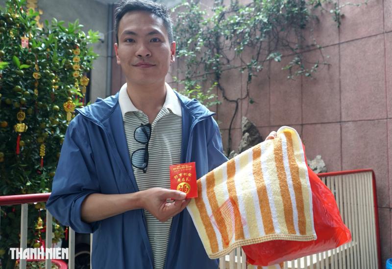 Hàng ngàn người đến chùa Bà Thiên Hậu ở Chợ Lớn xin ấn ngày tất niên - Ảnh 9.