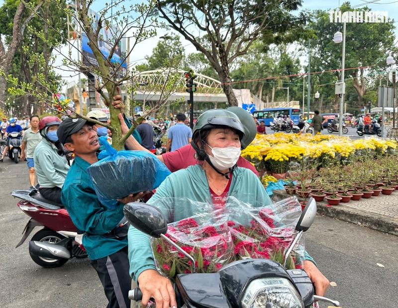 Chiều 27 tết, chợ hoa tết TP.HCM người bán cười tươi: 'Sắp hết! Sắp về nhà rồi!' - Ảnh 4.