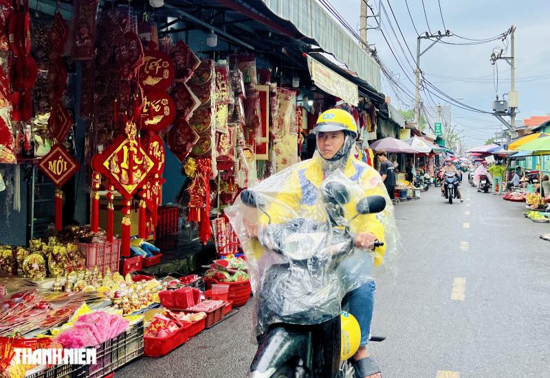 Cảnh lạ 24 tháng Chạp , người dân TP . HCM đội mưa đi chợ tết - Ảnh 6.