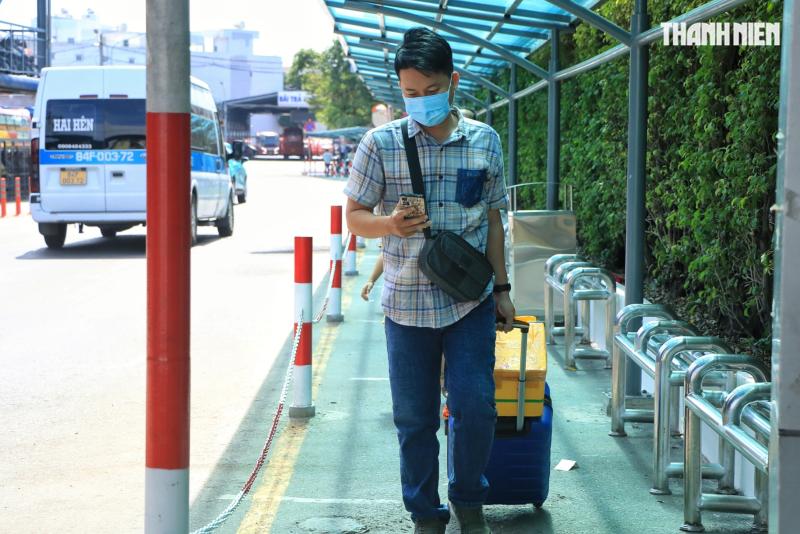 Mùng 2 tết: Bến xe Miền Tây nhiều người lỉnh kỉnh quà quê trở lại TP.HCM sớm - Ảnh 4.