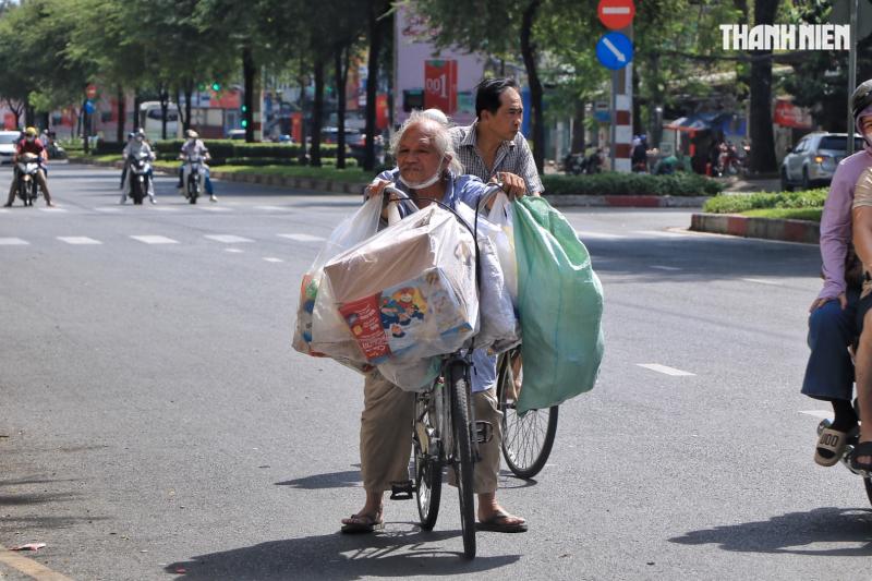 Đường phố TP.HCM mùng 2 tết: Nhiều người miệt mài mưu sinh dưới nắng chang chang- Ảnh 3.