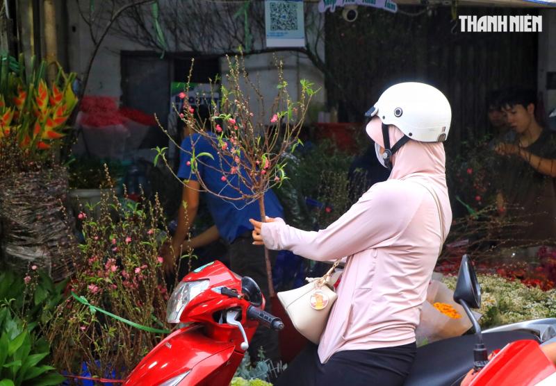 Chiều tối 26 tết: Chật kín người đổ về chợ hoa lớn nhất TP.HCM - Ảnh 5.