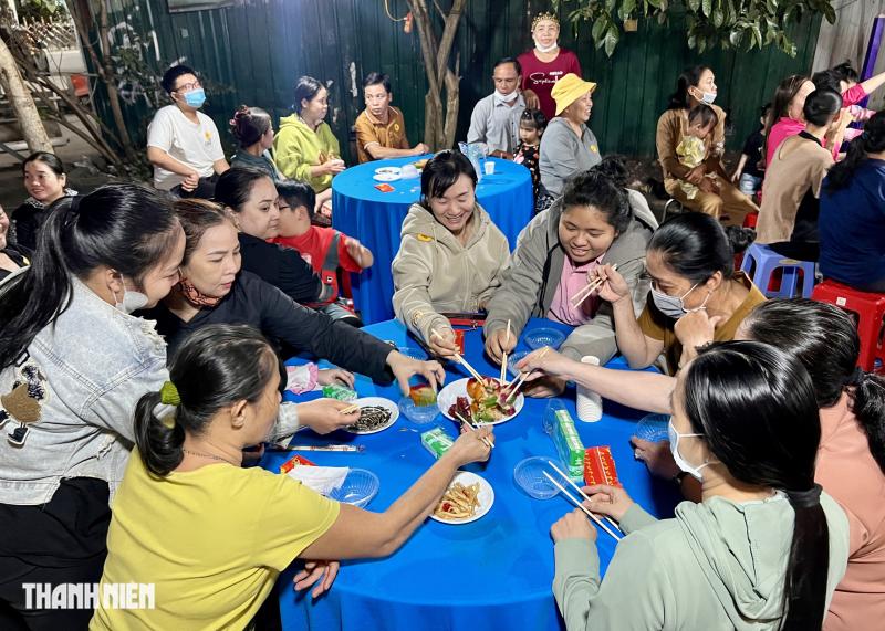 Tiệc tất niên ở góc phố nghĩa tình của lao động nghèo: Có bánh chưng, củ kiệu - Ảnh 2.
