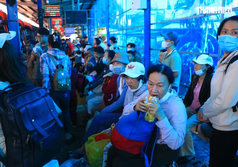 Chiều mùng 2 tết: Bất ngờ 'biển người' ở Bến xe Miền Tây - Ảnh 3.