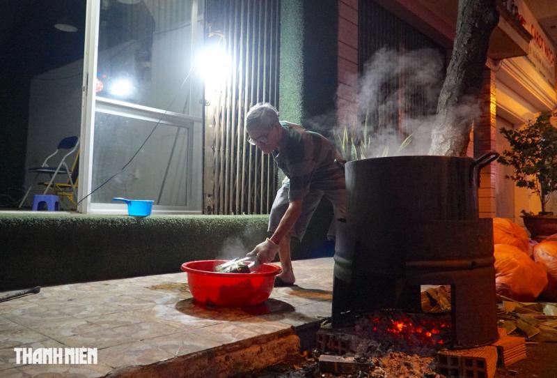 Hẻm Sài Gòn đỏ lửa xuyên đêm: Người dân thức trắng nấu bánh tét, bánh chưng đón tết - Ảnh 6.