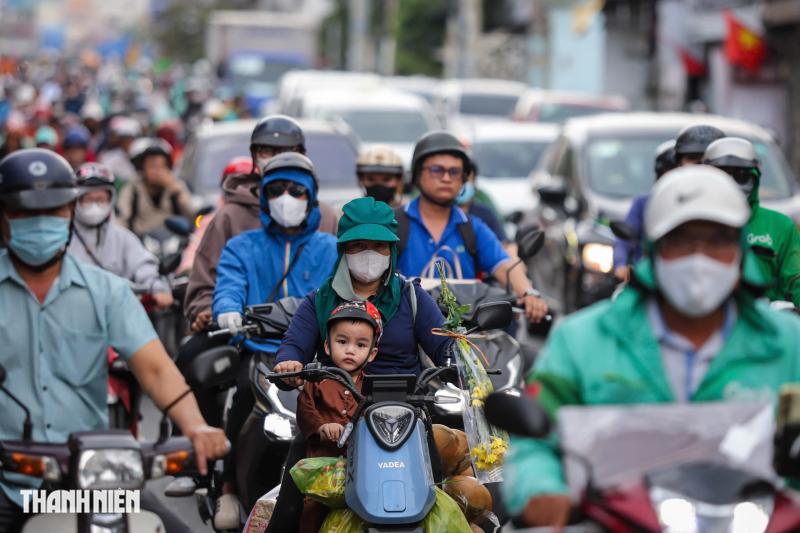 Giáp tết, người dân TP.HCM mệt mỏi vì kẹt xe - Ảnh 9.