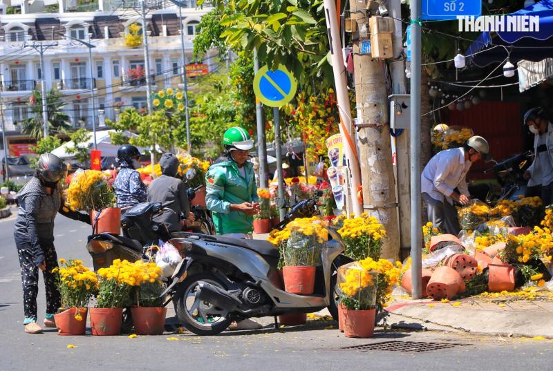 Trưa 29 tết, bất ngờ chợ hoa tết TP.HCM: Xuất hiện hoa miễn phí từ nhà vườn - Ảnh 4.