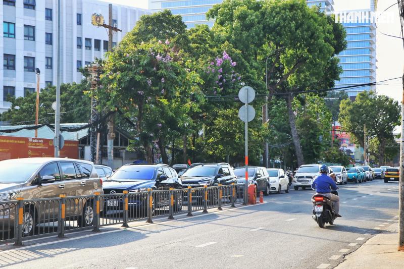 Mùng 1 tết, nhiều tuyến đường ở TP.HCM vẫn đông: Vì sao 'không vắng như tưởng tượng'? - Ảnh 9.