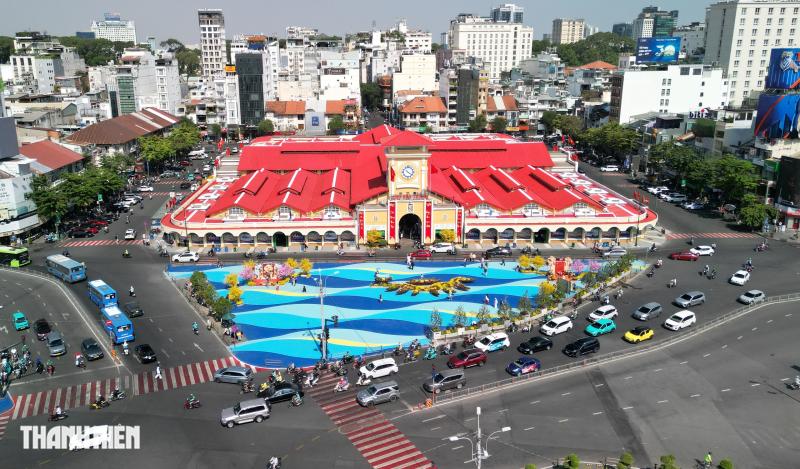 Khu vực trước chợ Bến Thành mở rào chắn, trả lại không gian chụp ảnh tết - Ảnh 6.