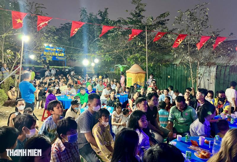 Tiệc tất niên ở góc phố nghĩa tình của lao động nghèo: Có bánh chưng, củ kiệu - Ảnh 8.