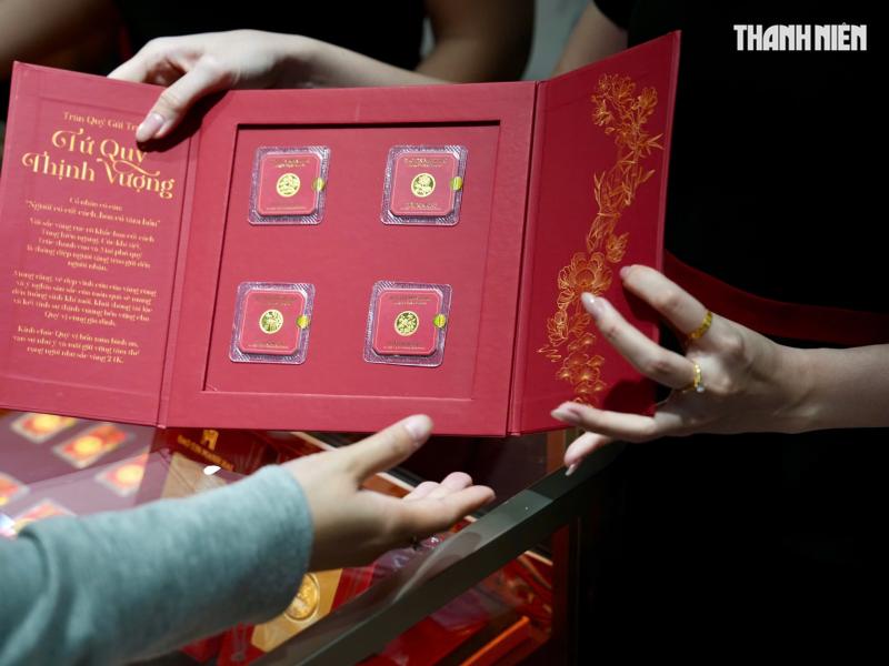 Chen chân mua vàng cầu may, tiệm vàng tại TP.HCM 'nghẹt thở' ngày vía Thần tài- Ảnh 13.