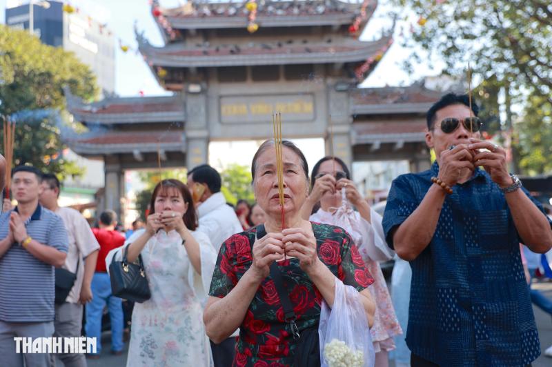 Đến chùa sáng mùng 1 Tết Bính Ngọ ở TP.HCM cầu bình an, hạnh phúc- Ảnh 4.