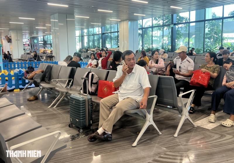 Nhà ga T3 sân bay Tân Sơn Nhất thoáng đãng, khách thong thả lên máy bay trước giao thừa- Ảnh 9.
