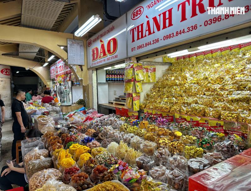 Trưa 27 tết, chuyện lạ chợ Bình Tây: Tiểu thương đóng sạp vì… 'không còn gì bán'  - Ảnh 7.