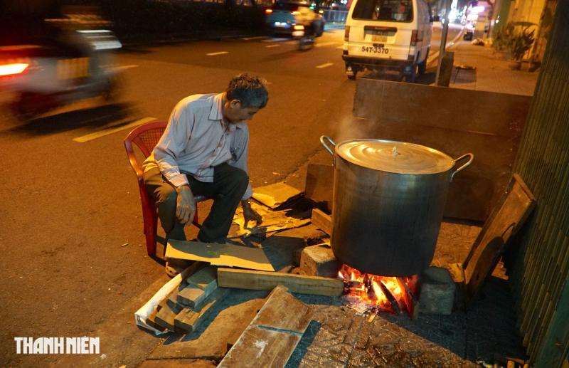 Hẻm Sài Gòn đỏ lửa xuyên đêm: Người dân thức trắng nấu bánh tét, bánh chưng đón tết - Ảnh 3.