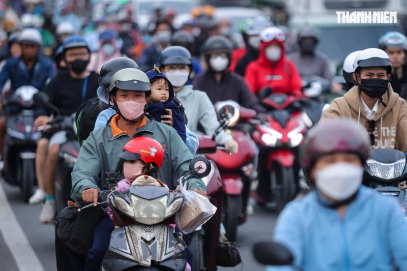Biển người nối nhau từ TP.HCM về miền Tây chiều 26 tết, khổ vẫn về quê- Ảnh 7.