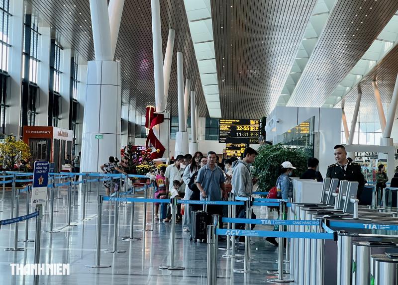 Nhà ga T3 sân bay Tân Sơn Nhất thoáng đãng, khách thong thả lên máy bay trước giao thừa- Ảnh 3.