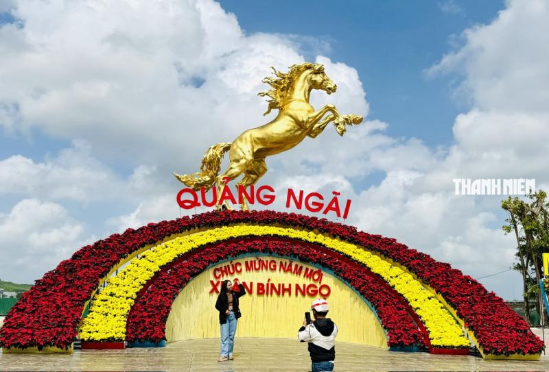 Ngựa vàng Quảng Ngãi cao 10 m 'có hồn' ở công viên Ba Tơ- Ảnh 5.