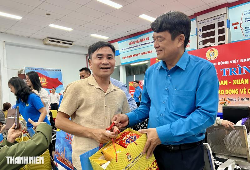 Về quê ăn tết sau 13 năm, khách xao lòng trên chuyến tàu Công đoàn 2026- Ảnh 1.