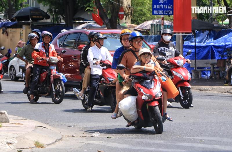 Đường phố TP.HCM mùng 2 tết: Nhiều người miệt mài mưu sinh dưới nắng chang chang- Ảnh 9.