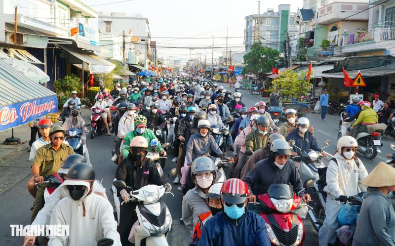 Đông nghẹt người qua phà Cát Lái vào TP.HCM trong ngày nghỉ tết cuối cùng - Ảnh 1.