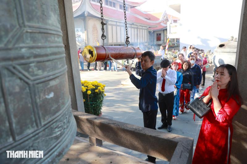 Đến chùa sáng mùng 1 Tết Bính Ngọ ở TP.HCM cầu bình an, hạnh phúc- Ảnh 6.