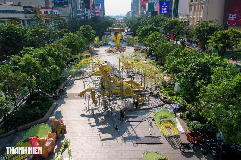 Ngựa vàng oai phong trên đường hoa Nguyễn Huệ, linh vật tết 2026 gây choáng ngợp - Ảnh 12.