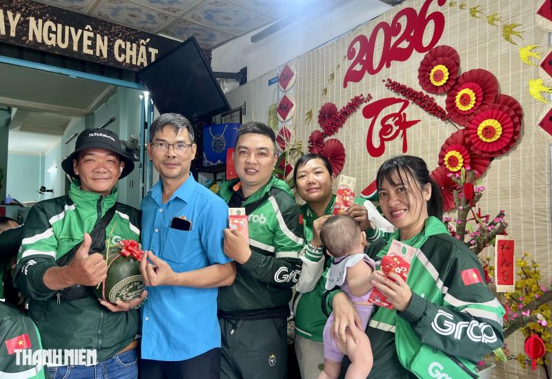 300 tài xế xe công nghệ cùng vỡ oà khui lì xì trong bữa cơm 28 tết - Ảnh 3.
