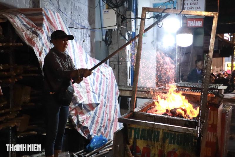 Cá lóc nướng vía Thần Tài ở TP.HCM: Vắng dần cảnh chuẩn bị vài tấn - Ảnh 3.