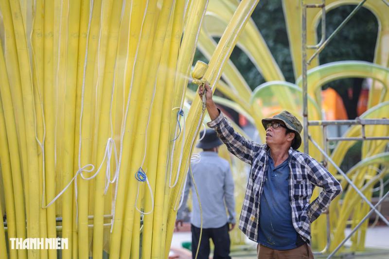 Ngựa vàng oai phong trên đường hoa Nguyễn Huệ, linh vật tết 2026 gây choáng ngợp - Ảnh 8.