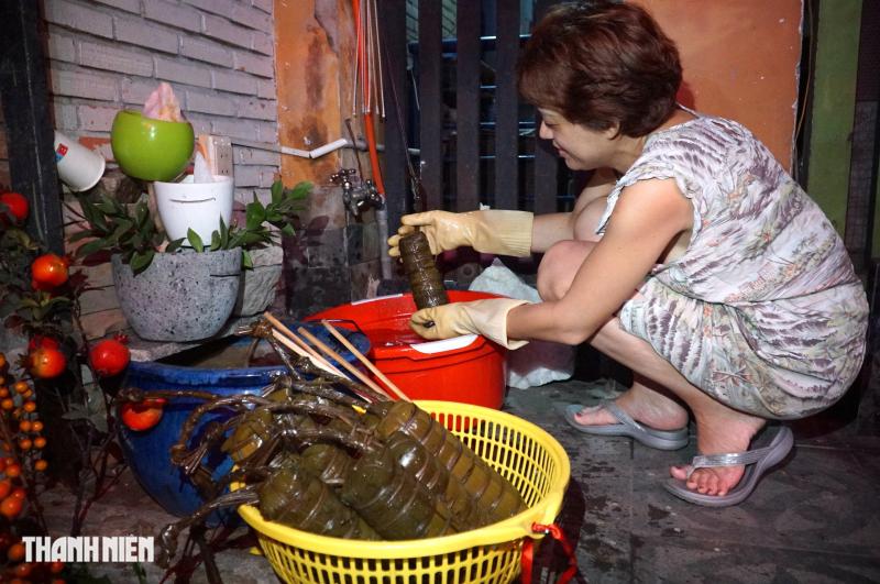 Hẻm Sài Gòn đỏ lửa xuyên đêm: Người dân thức trắng nấu bánh tét, bánh chưng đón tết - Ảnh 5.