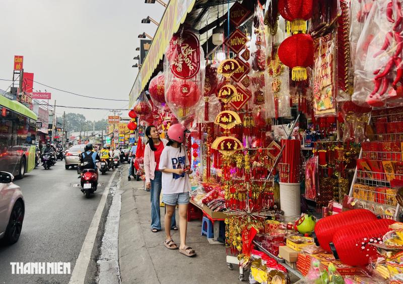 Hoa tết 2026 tràn ngập đường phố TP.HCM: Người dân thích là 'ghé lựa' - Ảnh 12.