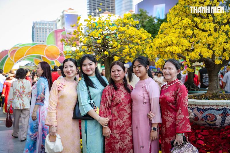 Chiều tối 29 tết: Ngay lúc này, dòng người đổ về trung tâm TP.HCM đón giao thừa- Ảnh 4.