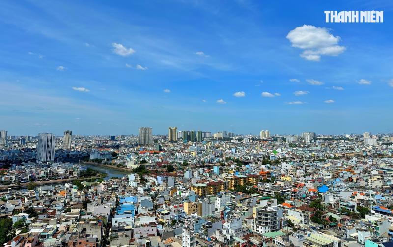 Đường phố TP.HCM mùng 2 tết: Nhiều người miệt mài mưu sinh dưới nắng chang chang- Ảnh 1.