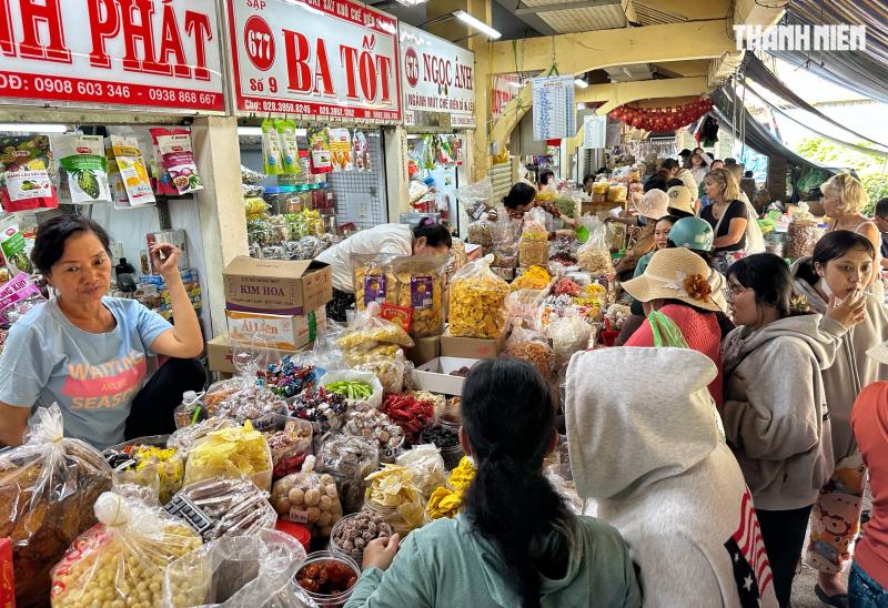 Trưa 27 tết, chuyện lạ chợ Bình Tây: Tiểu thương đóng sạp vì… 'không còn gì bán'  - Ảnh 2.