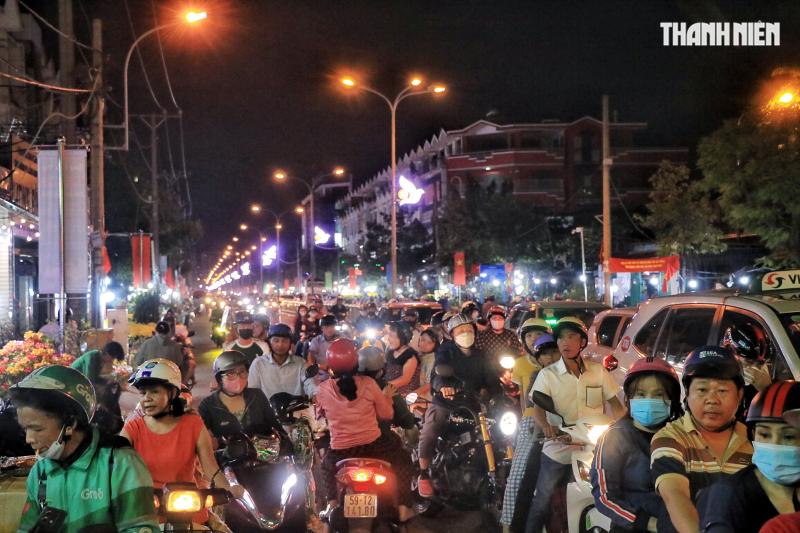 Tối 27 tết: Nhiều tuyến đường TP.HCM ngày thường thông thoáng, nay ùn ùn xe - Ảnh 9.