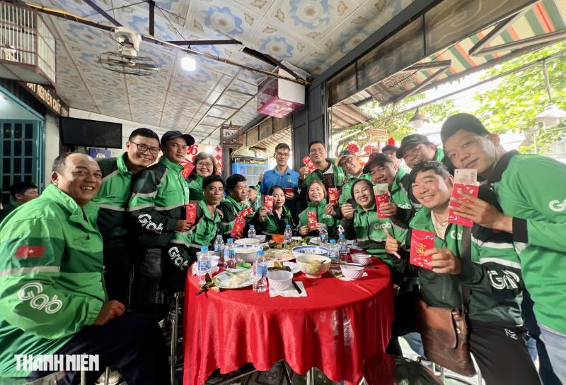 300 tài xế xe công nghệ cùng vỡ oà khui lì xì trong bữa cơm 28 tết - Ảnh 1.