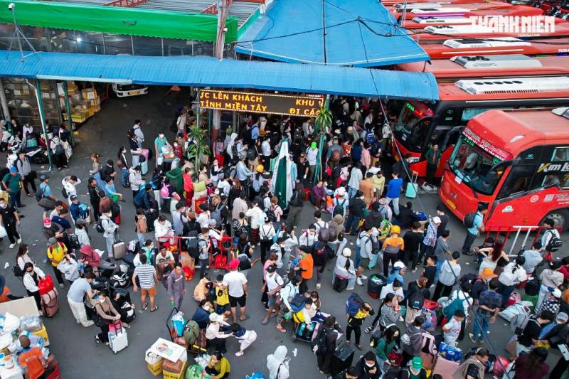 Biển người nối nhau từ TP.HCM về miền Tây chiều 26 tết, khổ vẫn về quê- Ảnh 16.