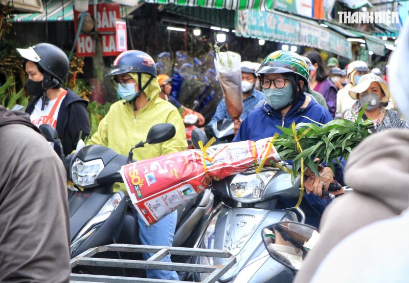 Chiều tối 26 tết: Chật kín người đổ về chợ hoa lớn nhất TP.HCM - Ảnh 7.