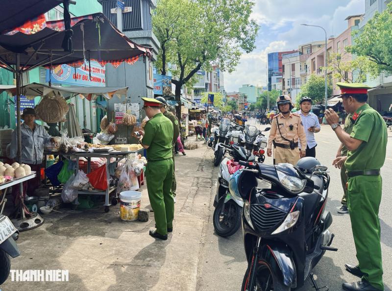 TP.HCM xử lý lấn chiếm vỉa hè: 'Mình dọn, người khác bày thì sao bán?'  - Ảnh 1.