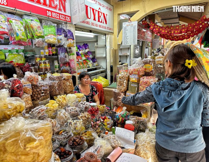 Trưa 27 tết, chuyện lạ chợ Bình Tây: Tiểu thương đóng sạp vì… 'không còn gì bán'  - Ảnh 6.