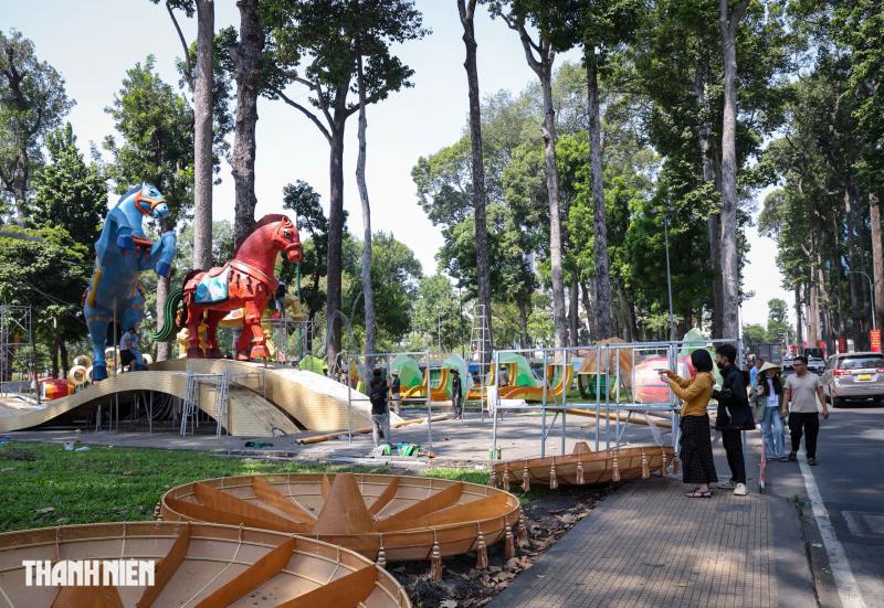 Hội hoa xuân TP.HCM Tết Bính Ngọ: Linh vật ngựa lộ diện ở công viên Tao Đàn- Ảnh 5.