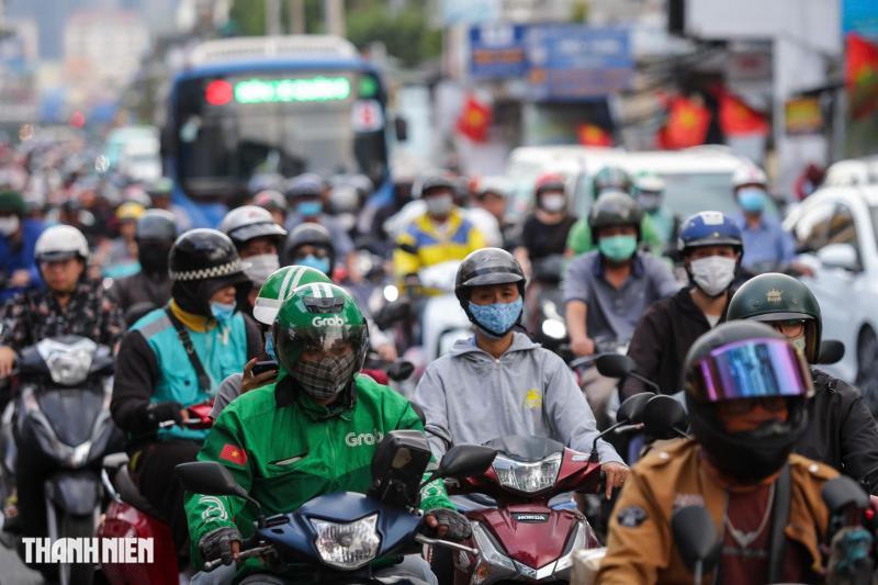 Giáp tết, người dân TP.HCM mệt mỏi vì kẹt xe - Ảnh 5.
